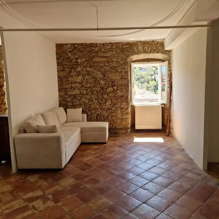 Le Bougainvillier Maison Vigneronne Nyaraló